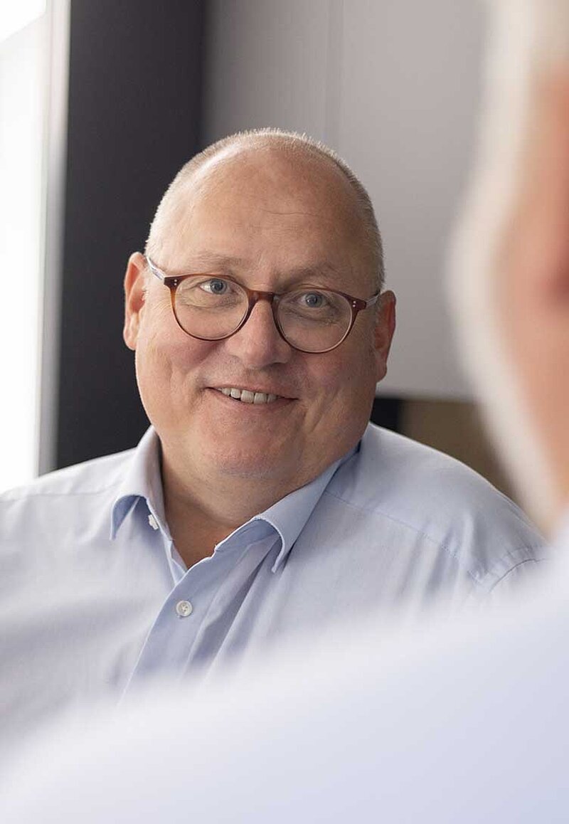 Sven Hemmerle im freundlichen Austausch mit Kanzlei-Partner