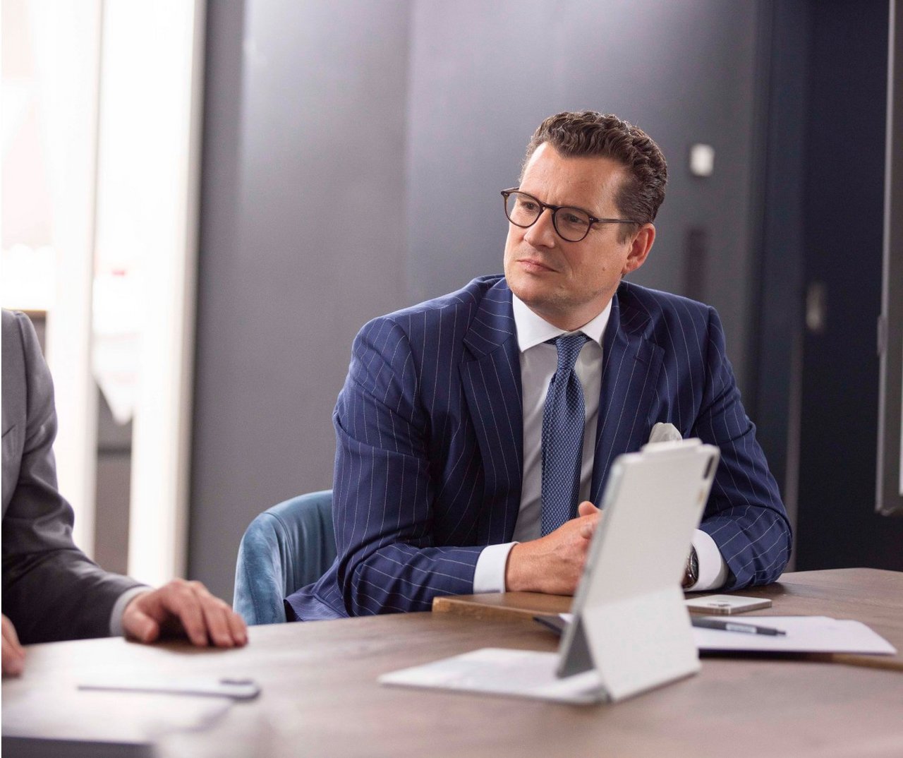 Dr. Malte Köster sitzt am Besprechungstisch