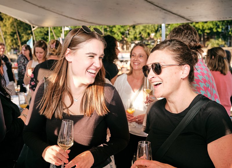 Impressionen vom Team-Event der Insolvenzverwalterkanzlei – Kolleginnen lachen