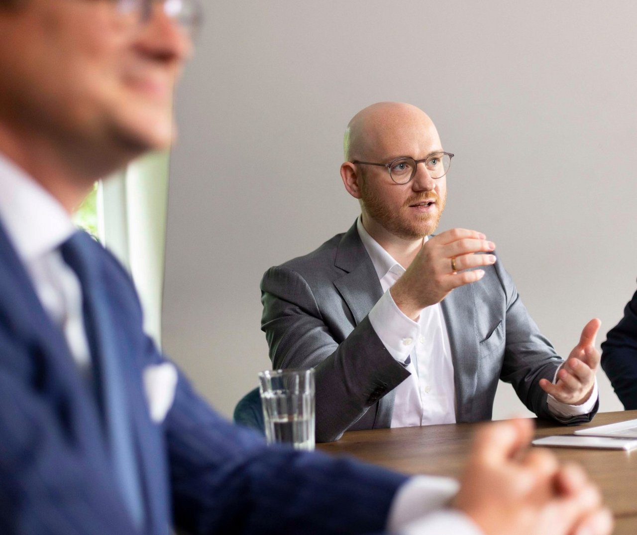 Dr. Hans-Joachim Berner erklärt etwas in einer Besprechung