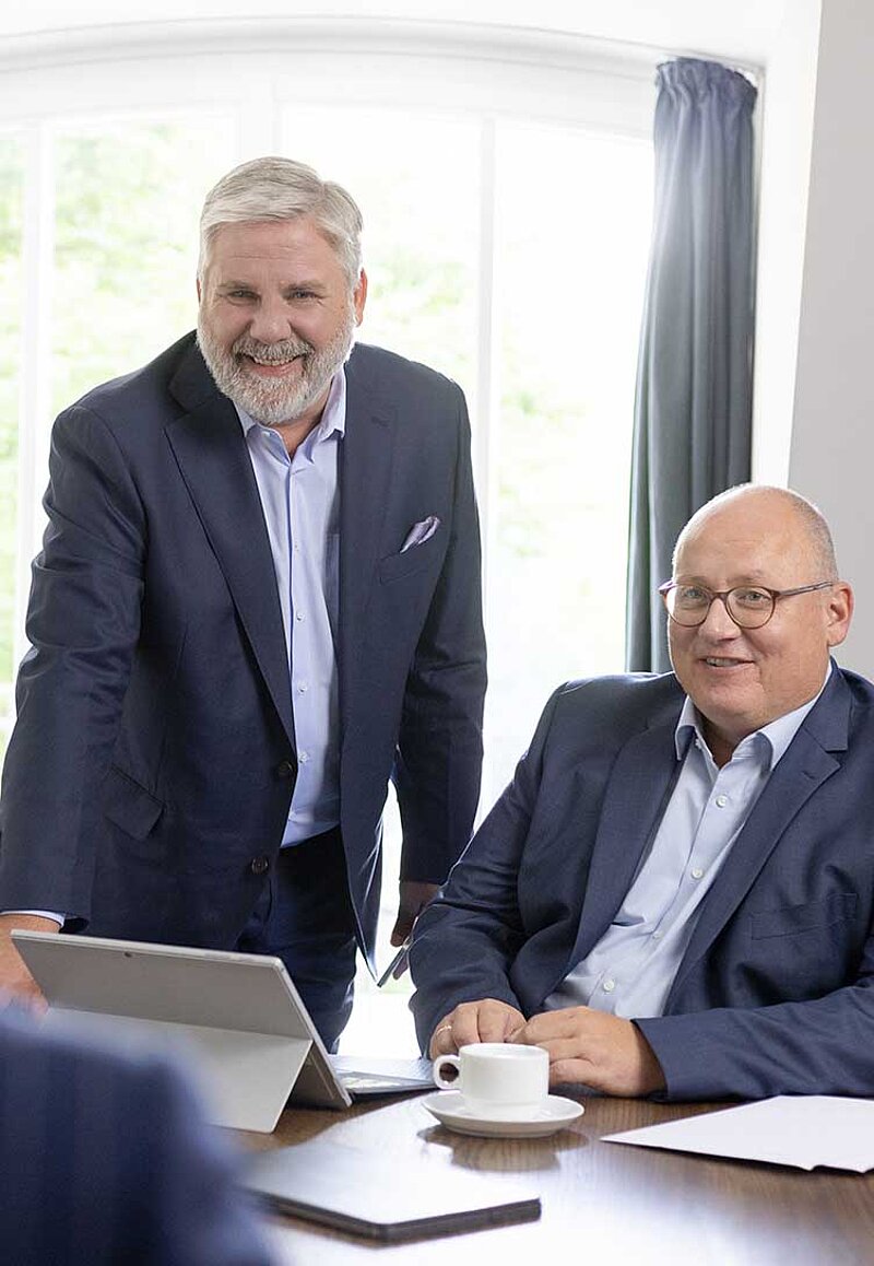Marc Kampfenkel und Sven Hemmerle im freundlichen Diskurs mit Team in Konferenz