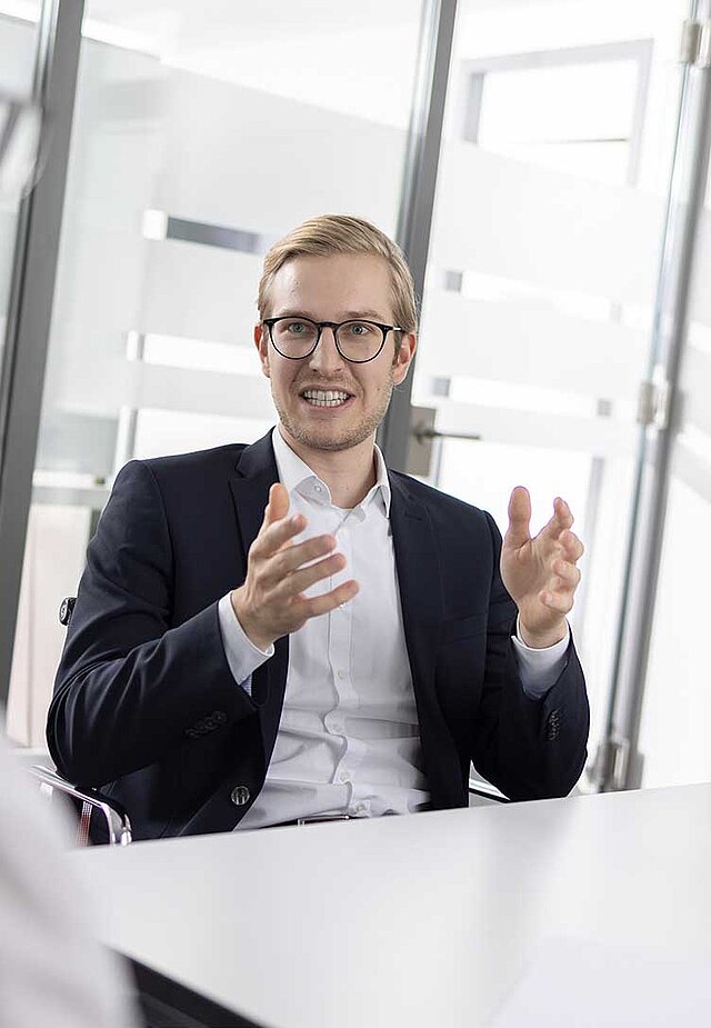 Christian Dauel gestikulierend im Gespraech