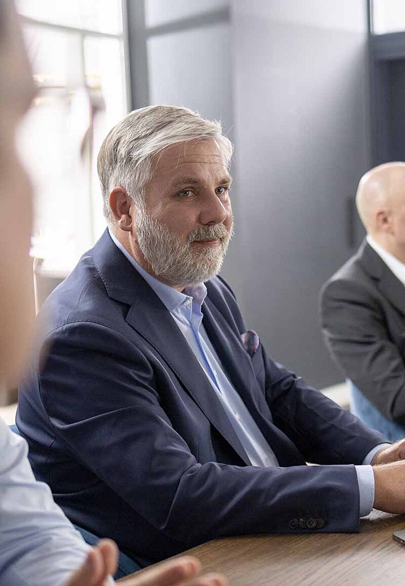 Marc Kampfenkel bestimmt im Teambesprechung in Konferenz
