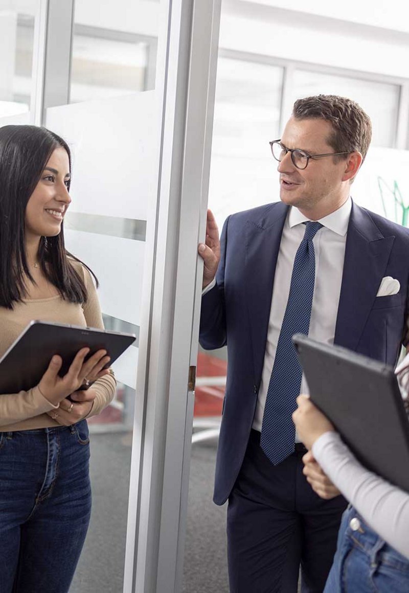 Dr. Malte Köster im Gespräch mit einer der Auszubildenden von WILLMERKÖSTER