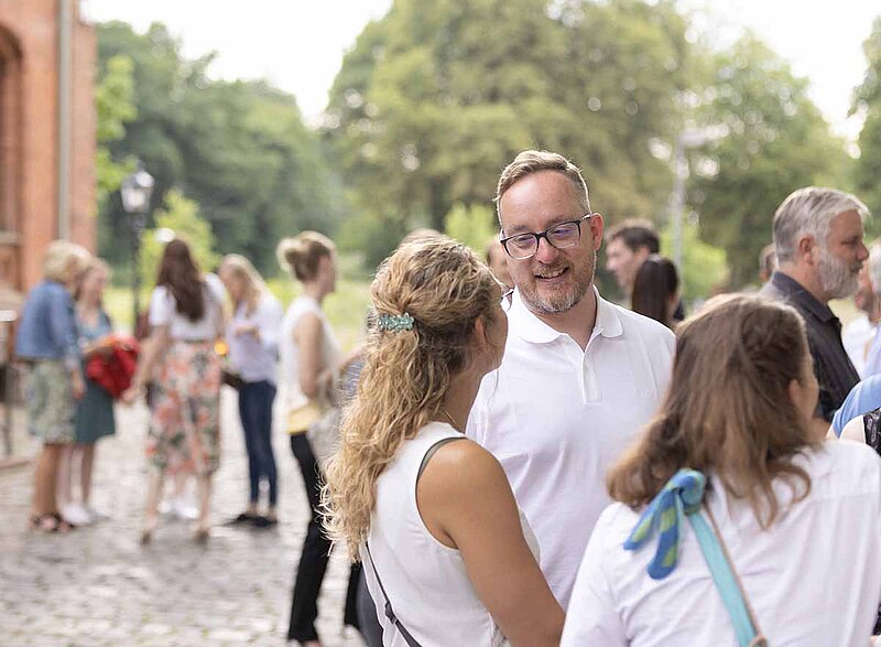 Impressionen des Team-Events der Insolvenzverwalterkanzlei – Kolleg:innnen unterhalten sich